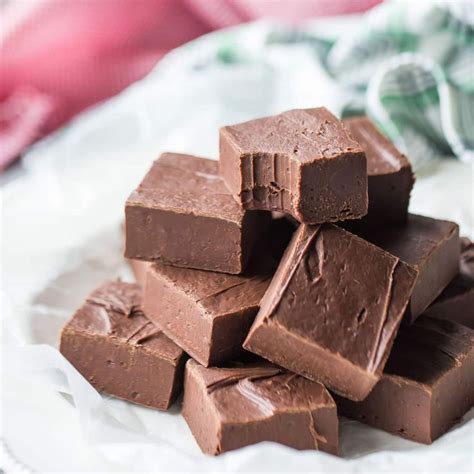 Easy Homemade Chocolate Fudge: just 4 simple ingredients, and it only takes 10 minutes to make ...