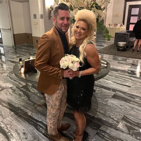 Long Island Medium Theresa Caputo catches bouquet at wedding & insists ...