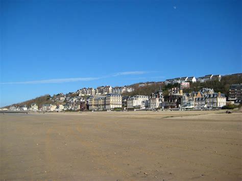 Sandy beach in the resort of Deauville, France wallpapers and images - wallpapers, pictures, photos