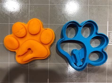 Cute Dog Paw with Bone Imprint Cookie Cutter – Arbi Design - CookieCutz