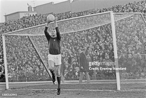 48 Bob Wilson Scottish Soccer Goalkeeper Stock Photos, High-Res Pictures, and Images - Getty Images