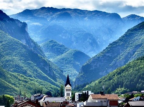 Pamje nga qyteti i Pejës, ku shihen edhe bjeshkët e Rugovës. Foto: G. D ...