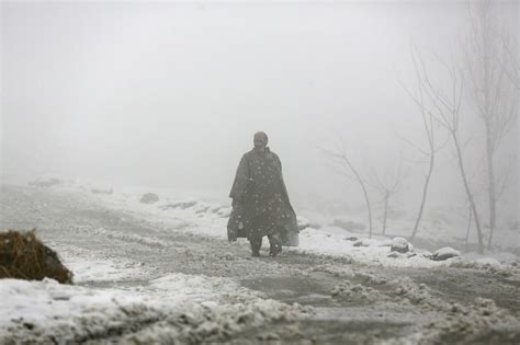 15 mesmerizing photos capture Kashmir's first snowfall of the season ...