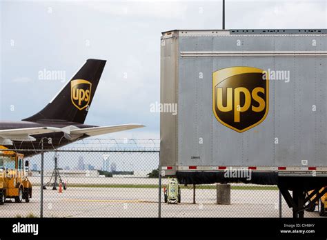 Ups parcel hi-res stock photography and images - Alamy