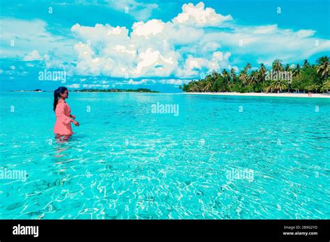 Maldives Island, blue ocean with crystal clear water on a summer day ...