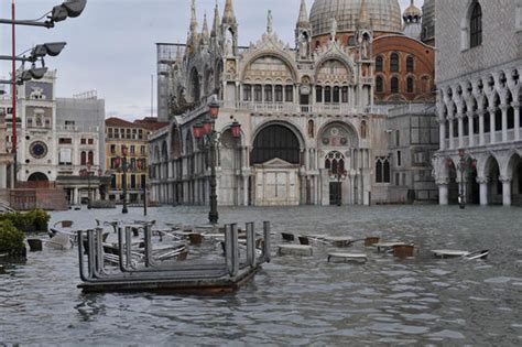 The gates that could save Venice - CBS News