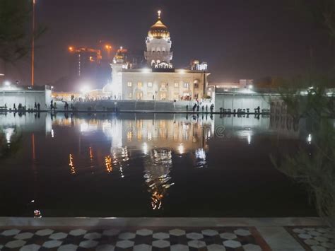 Night Shot of Gurudwara Bangla Sahib and the Sacred Pool in Delhi Stock ...