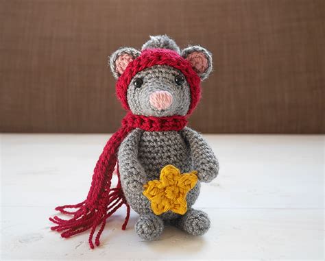 How to make a crochet mouse - free pattern - mallooknits.com