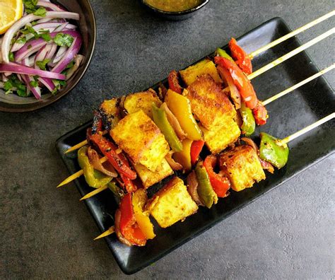 Paneer Tikka Recipe | Dry Tandoori Paneer Tikka on Tawa | VegeCravings