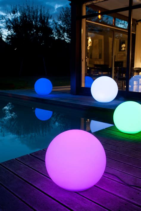 Boule lumineuse multicolore | Éclairage extérieur, Boule lumineuse, Eclairage piscine