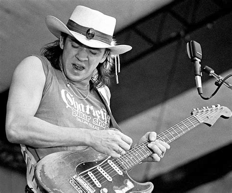 Stevie Ray Vaughan Biography - Childhood, Life Achievements & Timeline