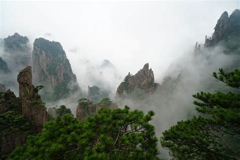 Thousands of tourists throng China's Huangshan Mountain - TAN