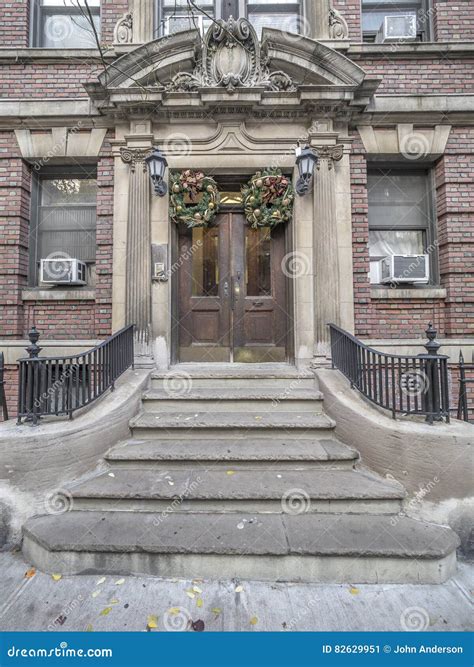 Brownstone on Upper East Side of Manhattan Editorial Photo - Image of decorations, side: 82629951