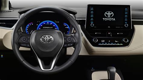 2020 Toyota Corolla XLE steering wheel and center stack - Motor Trend en Español