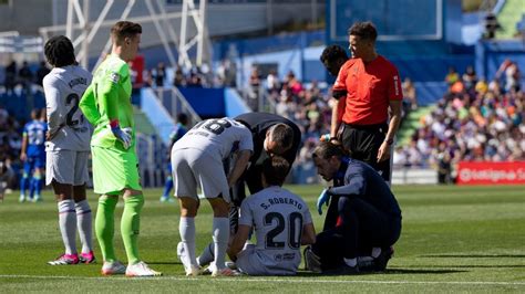 Sergi Roberto injury adds to Barca problems