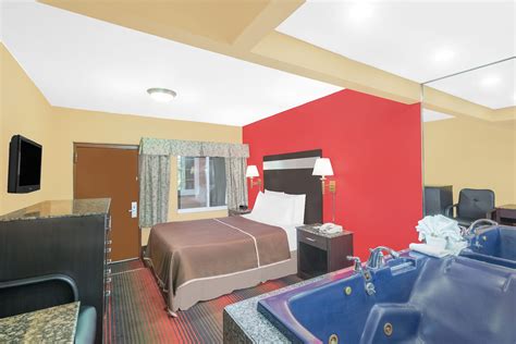 Howard Johnson by Wyndham North Bergen | North Bergen, NJ Hotels