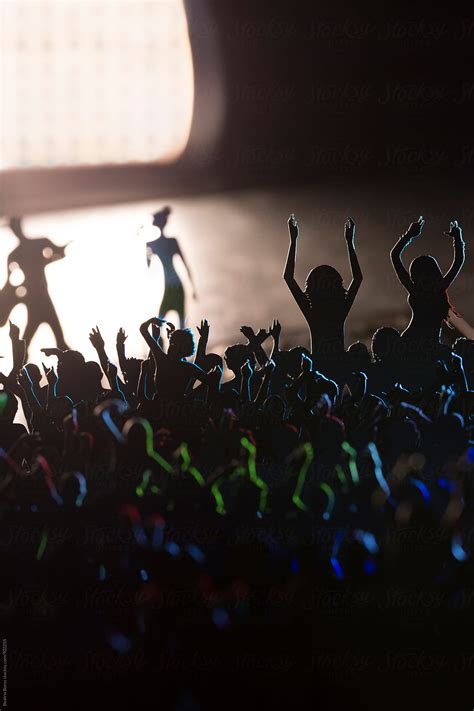 «Big Crowd Of People At A Music Festival» del colaborador de Stocksy ...