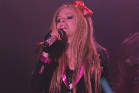 Avril Lavigne Has Lyme Disease: 'I Thought I Was Dying'