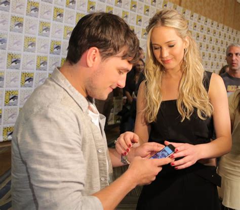 Jennifer Lawrence y Josh Hutcherson bromeando en la Comic-Con 2015 - Galería de Fotos en eCartelera