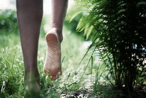 Benefits of Grounding or Earthing - Health & Detox & Vitamins