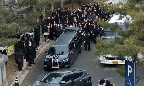 Parasite’s Lee Sun-kyun's family pay emotional tribute to actor during funeral procession ...