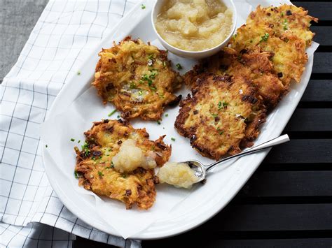 Potato latkes with applesauce | Recipe | Kitchen Stories