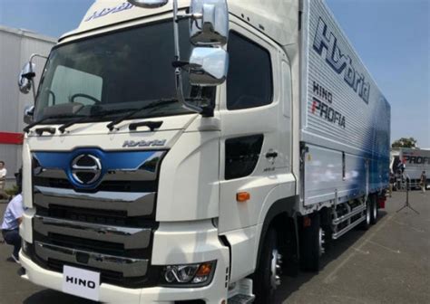 Hino Motors adds 'AI' to hybrid trucks