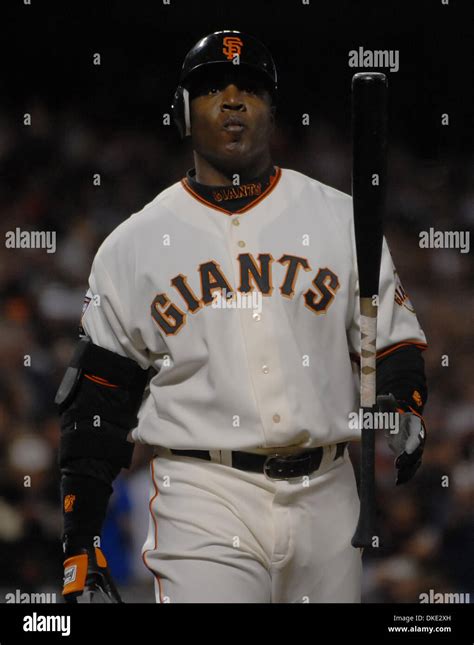 Barry bonds bat giants hi-res stock photography and images - Alamy