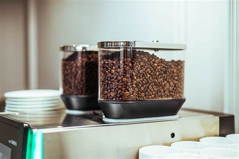 Coffee Machine with Cups And Beans - Creative Commons Bilder