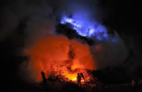 [dsus]: Penambang Belerang di Kawah Gunung Ijen