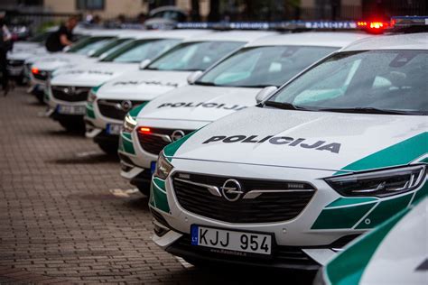 Kelių policija patruliuos naujais automobiliais – įsigijo 31 „Opel Insignia“ | Verslas | 15min.lt