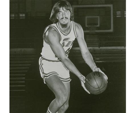 Pete Maravich Biography - Facts, Childhood, Family Life & Achievements