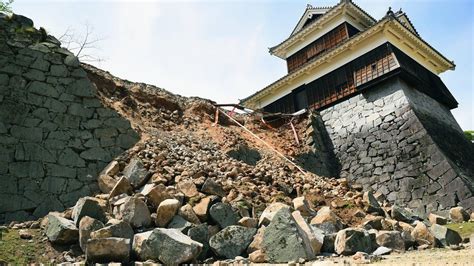 Japan earthquake: Rescuers in 'race against time' as storm hits - BBC News