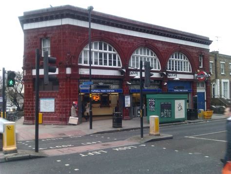 Tufnell Park Tube Station © David Martin cc-by-sa/2.0 :: Geograph Britain and Ireland