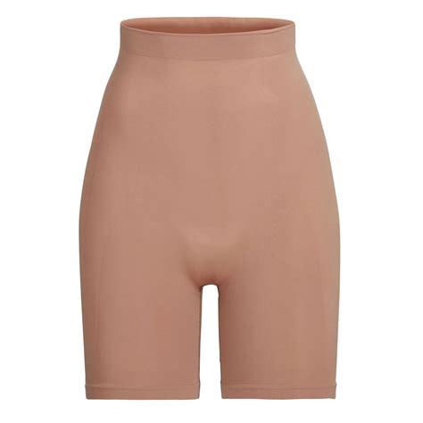 5 Editors Review Skims, Kim Kardashian's New Shapewear | Who What Wear