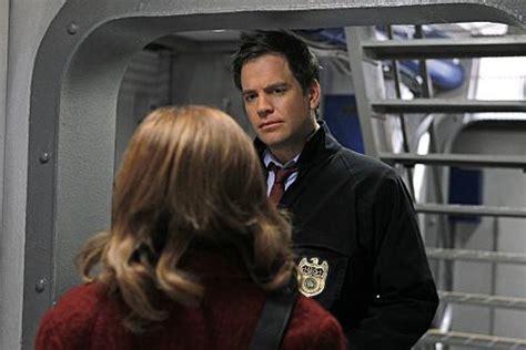 NCIS Season 8 Episode 14 Review & Watch: A Man Walks Into A Bar…- TV ...