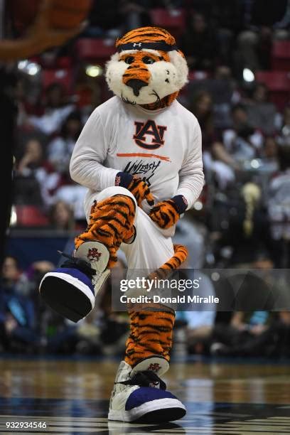 Aubie Mascot Photos and Premium High Res Pictures - Getty Images