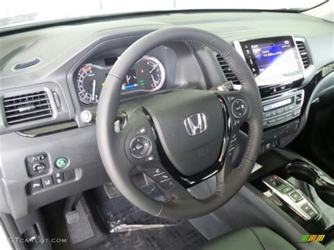 2017 Honda Pilot Touring AWD Interior Color Photos | GTCarLot.com