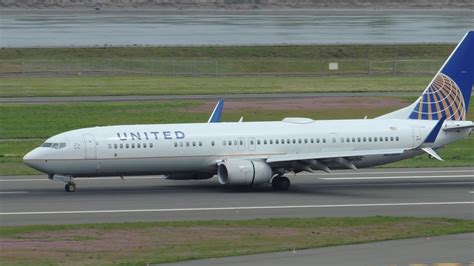 United Airlines Boeing 737-900ER [N62849] landing in PDX - YouTube