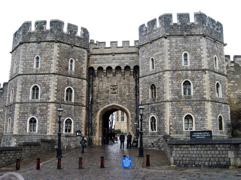 Parts of a Medieval Castle: The Gatehouse - Medieval Britain