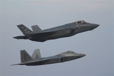 和中共空中對決 美空軍選定四款傑出戰機 | F-22戰機 | F-35戰機 | 大紀元