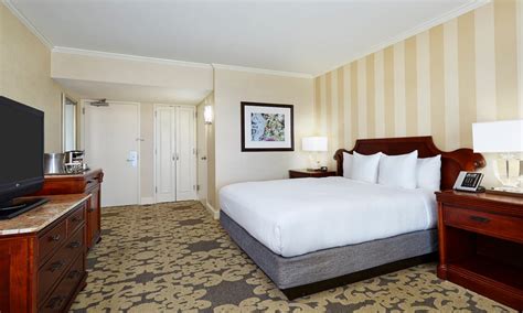 Rooms & Suites | Hilton New Orleans Riverside Downtown Hotel