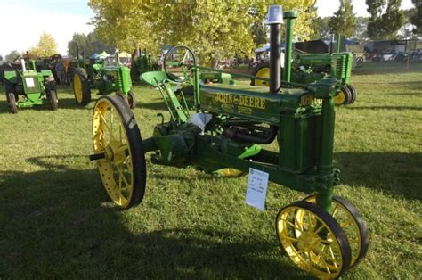 VINTAGE John Deere TRACTORS antique John Deere tractors models