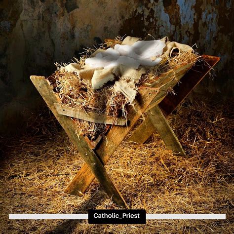 📸 Empty Manger with Cross Shadow/© Gino Santa Maria/iStock by Getty ...