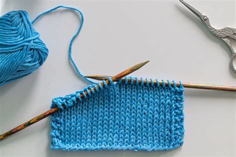 How to knit the stockinette stitch for beginners [+video tutorial]