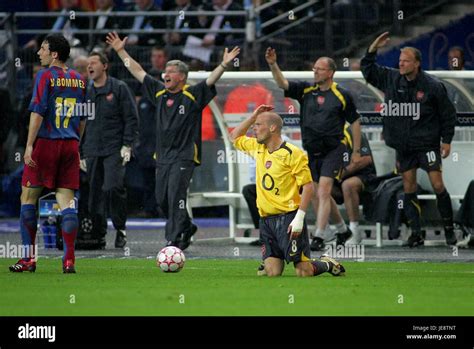 RONALDINHO FREE KICK BARCELONA V ARSENAL STADE DE FRANCE PARIS FRANCE ...