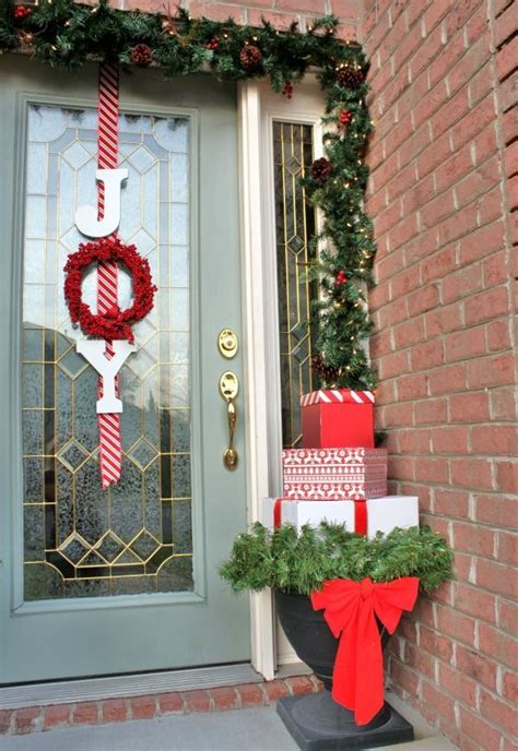 27 Front Door Christmas Decorating Ideas - Feed Inspiration