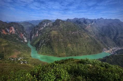 Conquering Ma Pi Leng Pass with Ha Giang Loop Tour