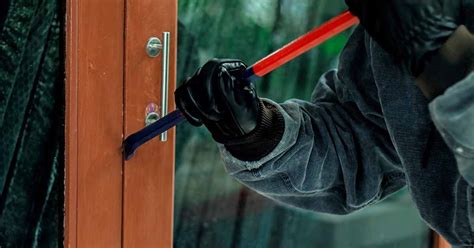 Defining Burglary vs Robbery | SafeWise.com