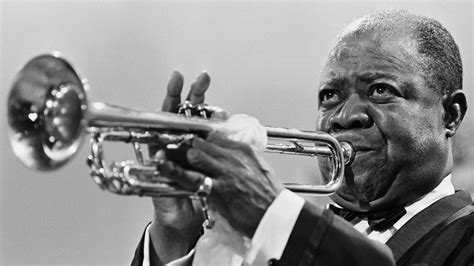 A 122 años del nacimiento de Louis Armstrong, recordamos la vida y obra del famoso jazzista ...